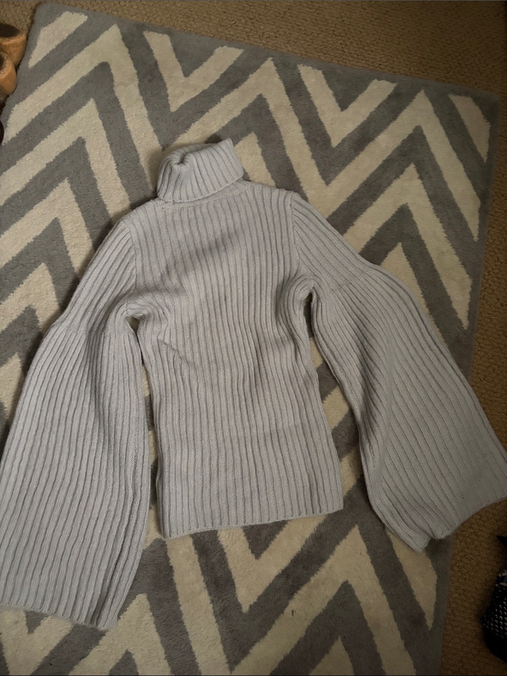 Guess Light Gray Ribbed Turtleneck Sweater - Picture 2 of 2